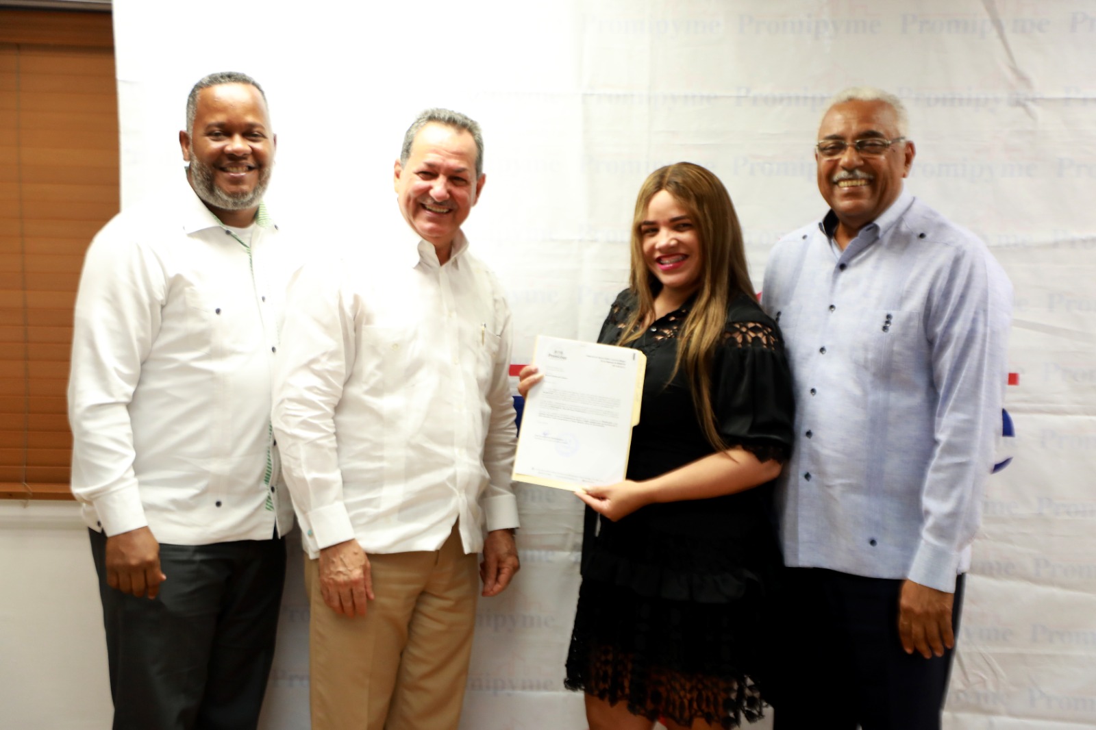 Promicoop realiza primera entrega de Préstamo Educativo a cooperativistas